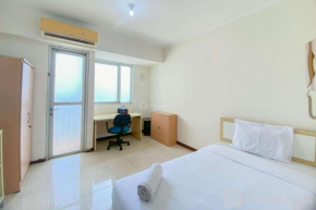 Minimalist and Comfy Studio Room Maple Park Sunter Apartment By Travelio